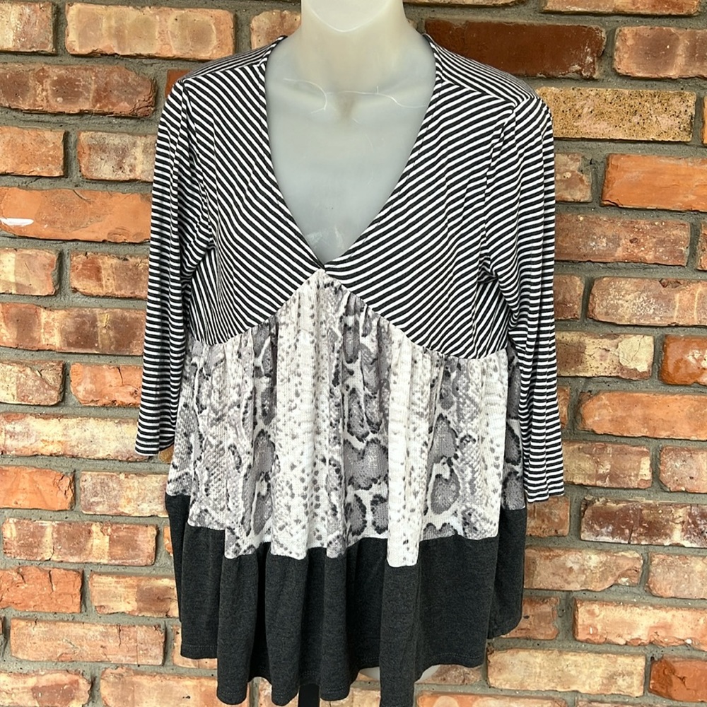 Oddi 3/4 length sleeves tunic w/ v-neck gray top & snake skin pattern in middle